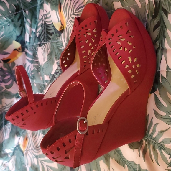 Sbicca Burgundy Wedges - Picture 1 of 4